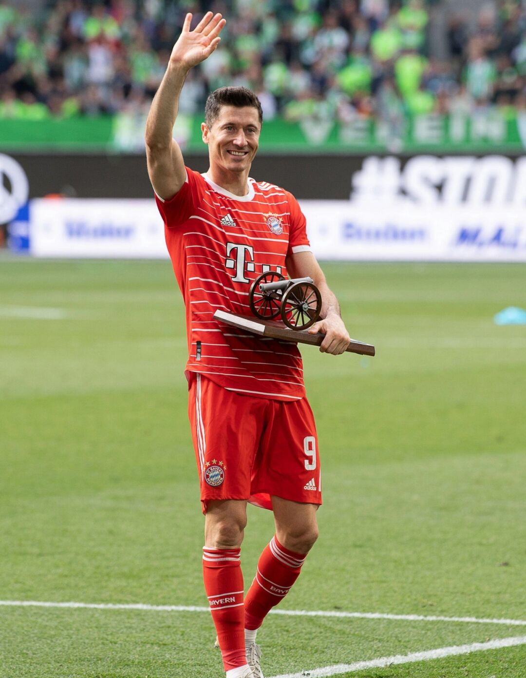 关于莱万多夫斯基迎来十二赛季高光表现,快船球迷沸腾!的信息NINE GAME